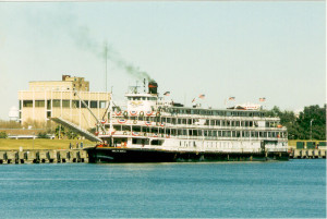 Delta Queen in front of PA City Hall